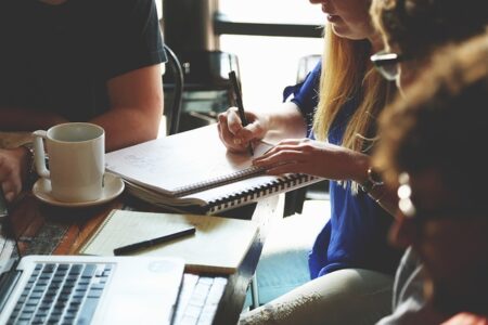 Image d’illustration de l'article Pourquoi choisir EVOLEW pour développer votre confiance en soi au travail grâce au coaching professionnel